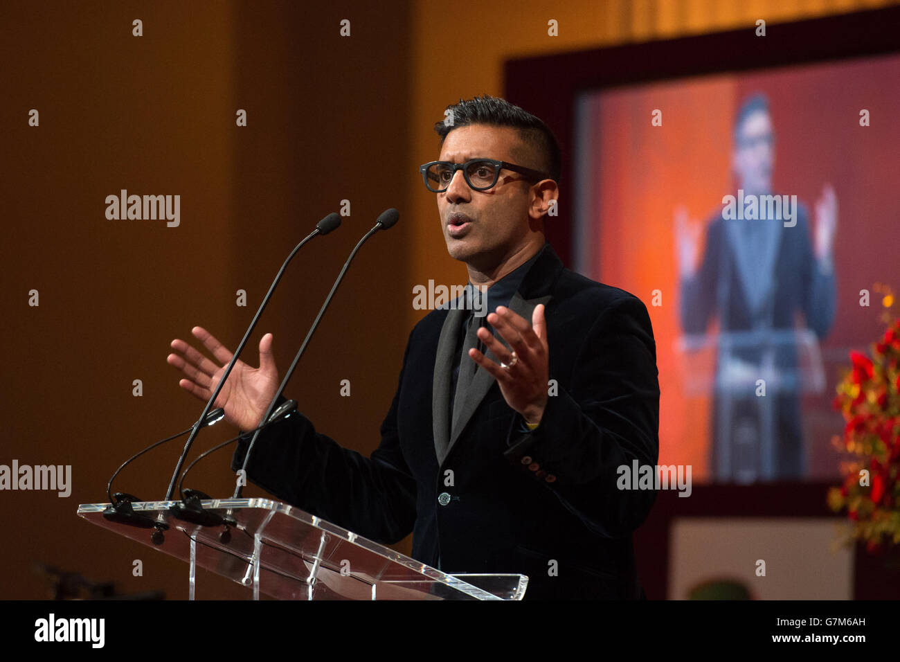 Le DJ radio Nihal Arthanayake s'adresse aux clients du British Asian Trust Dinner à Banqueting House, Londres. Banque D'Images