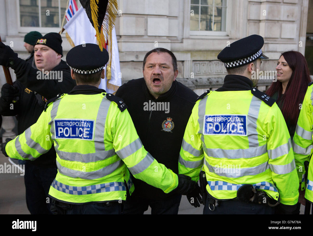 Un homme criait alors que des milliers de musulmans se rassemblaient dans une manifestation devant Downing Street dans le centre de Londres, appelant aux valeurs musulmanes et condamnant les caricatures de Mohammed par la publication française Charlie Hebdo. Banque D'Images