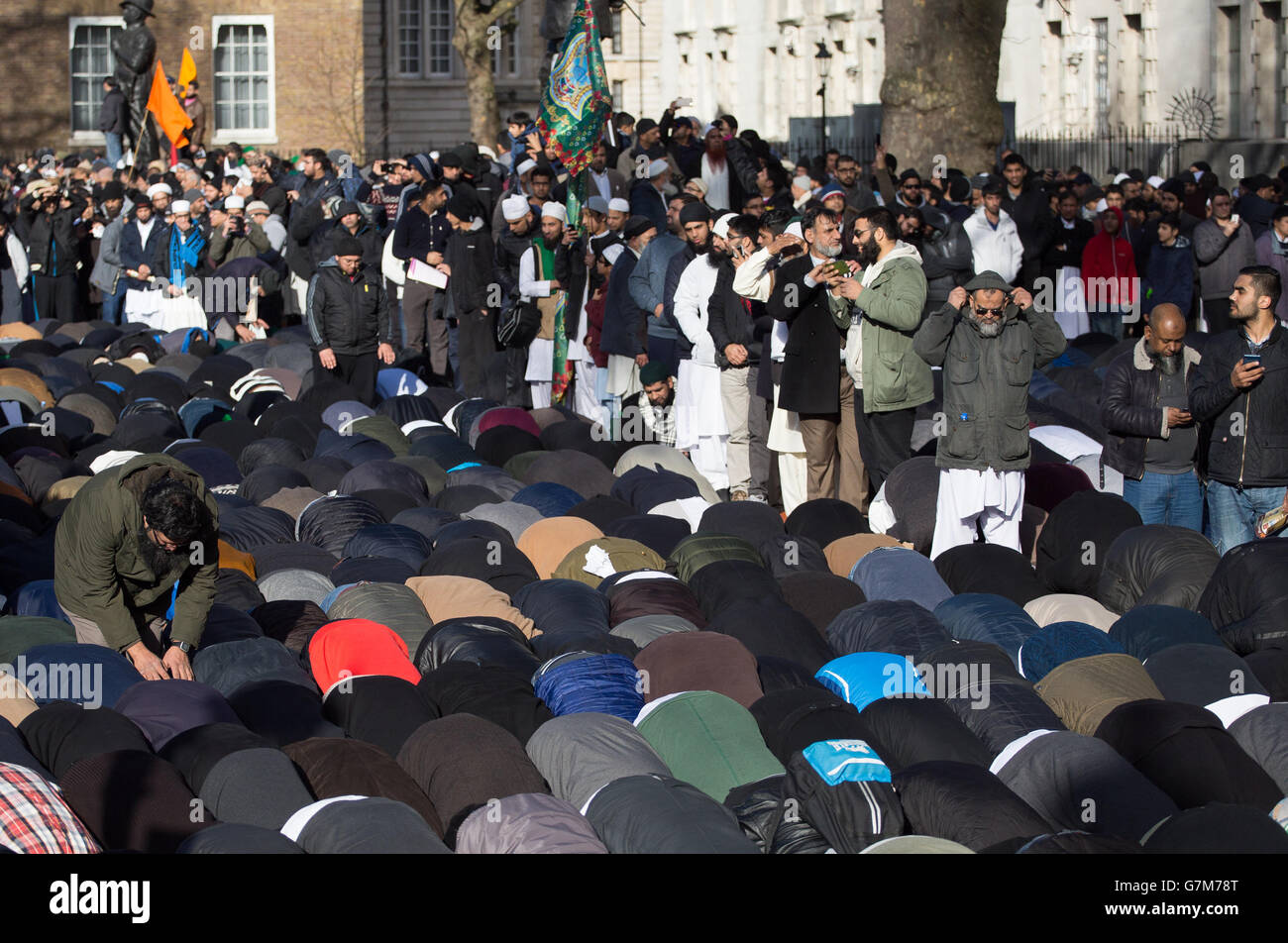 Les musulmans prient alors que des milliers de musulmans se rassemblent dans une manifestation devant Downing Street dans le centre de Londres, appelant aux valeurs musulmanes et condamnant les caricatures de Mohammed par la publication française Charlie Hebdo. Banque D'Images