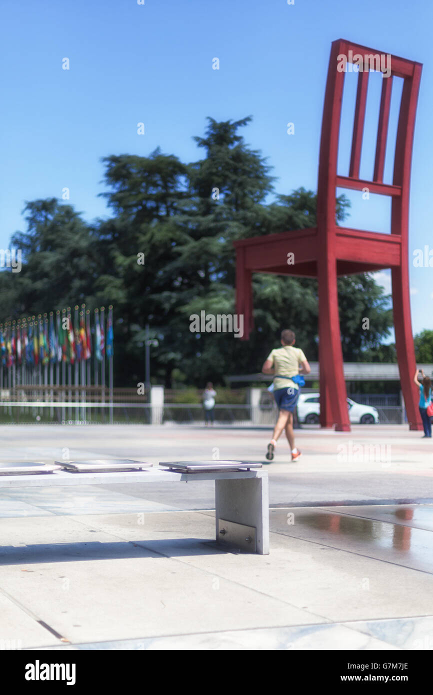 La chaise brisée géant sur la Place des Nations à Genève, Suisse. C'est un  monument symbolisant les mines Photo Stock - Alamy