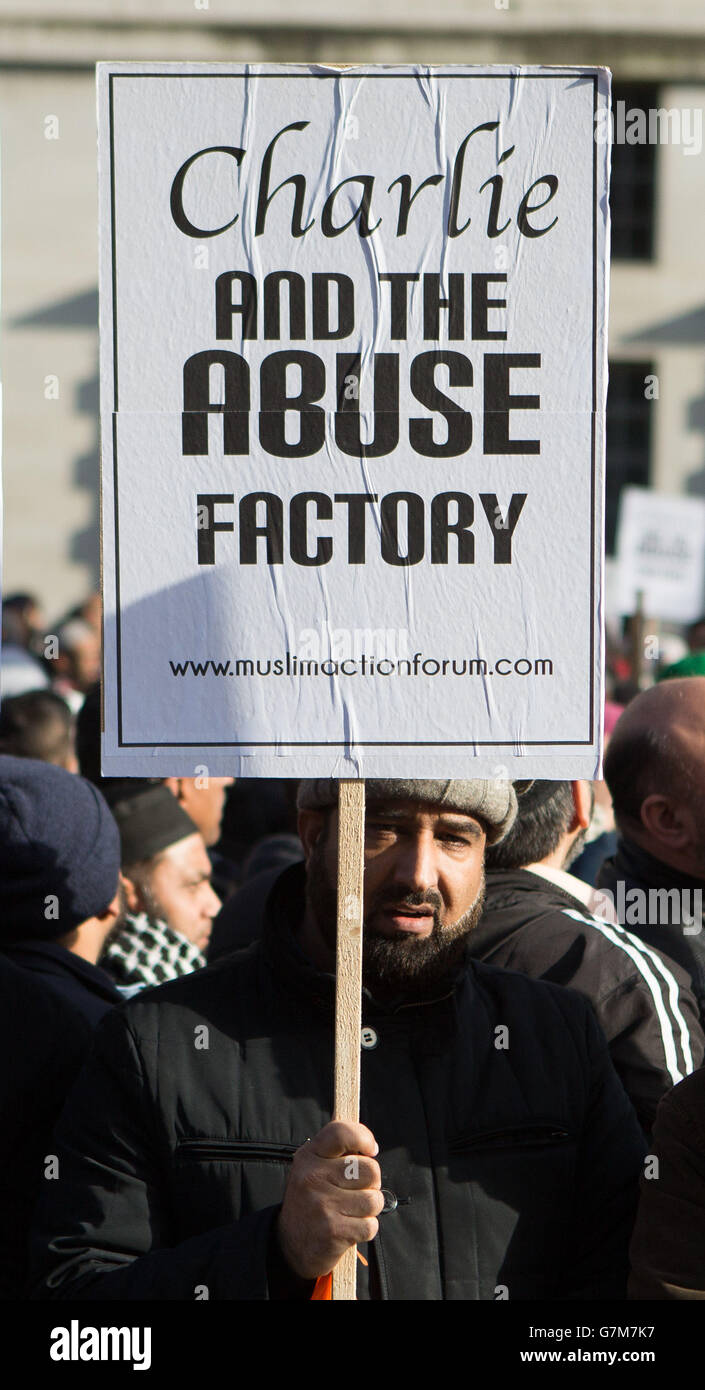 Un homme tient un écriteau alors que les musulmans se rassemblent dans une manifestation devant Downing Street dans le centre de Londres, appelant aux valeurs musulmanes et condamnant les caricatures de Mohammed par la publication française Charlie Hebdo. Banque D'Images