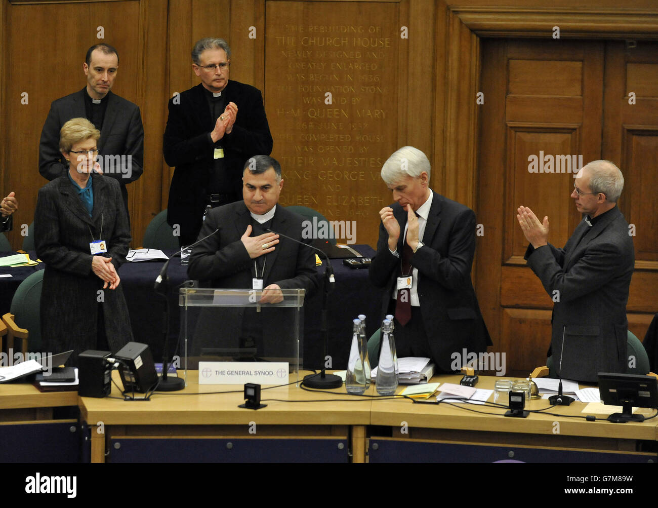 L'archevêque de Canterbury le très Rév Justin Welby (à droite), applaudit l'archevêque du diocèse chaldéen d'Erbil, en Irak, Bashar Warda (au centre), après avoir pris la parole devant les membres du synode lors de l'ouverture du Synode général à la Maison de l'Eglise, à Londres. PHOTO DE L'ASSOCIATION RESS. Date de la photo: Mardi 10 février 2015. Voir PA Story RELIGION Synode. Le crédit photo devrait se lire comme suit : Nick Ansell/PA Wire Banque D'Images