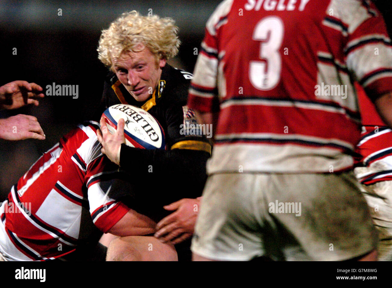 Rugby Union - Zurich Premiership - London Wasps / Gloucester.Peter Richards des London Wasps tente de trouver un moyen de traverser la défense de Gloucester Banque D'Images