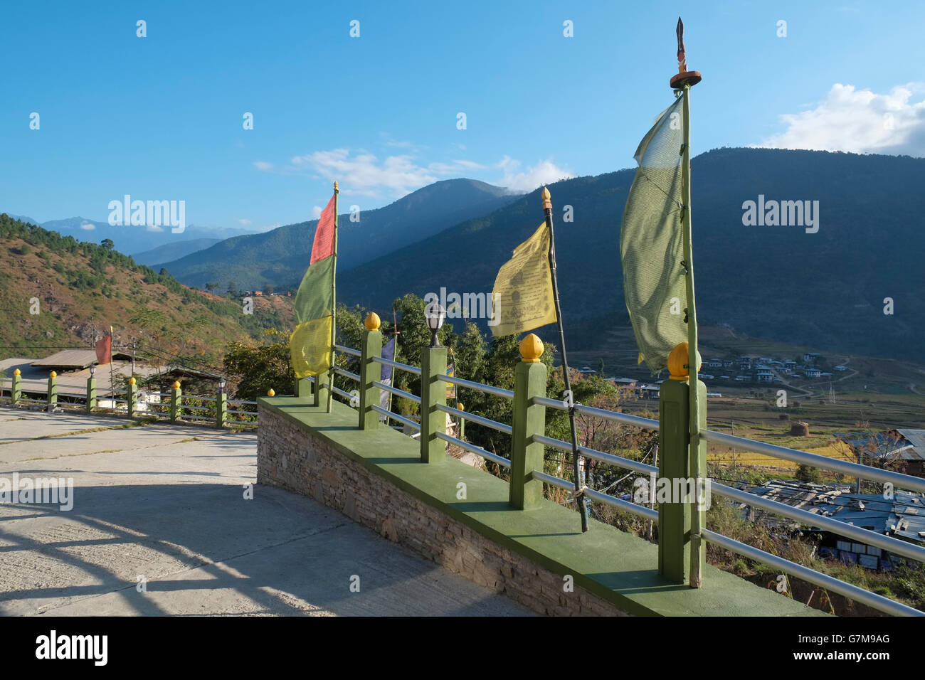 Les drapeaux de prières bouddhistes (style Darchor) au vert RKPO Resort Hotel, Punakha, Bhoutan. Banque D'Images Les drapeaux de prières bouddhistes (style Darchor) au vert RKPO Resort Hotel, Punakha, Bhoutan. Banque D'Images