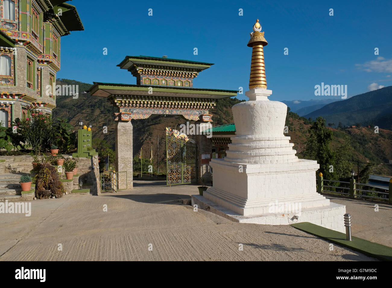 La cour de l'hôtel Resort Vert RKPO, Punakha, Bhoutan. Banque D'Images La cour de l'hôtel Resort Vert RKPO, Punakha, Bhoutan. Banque D'Images