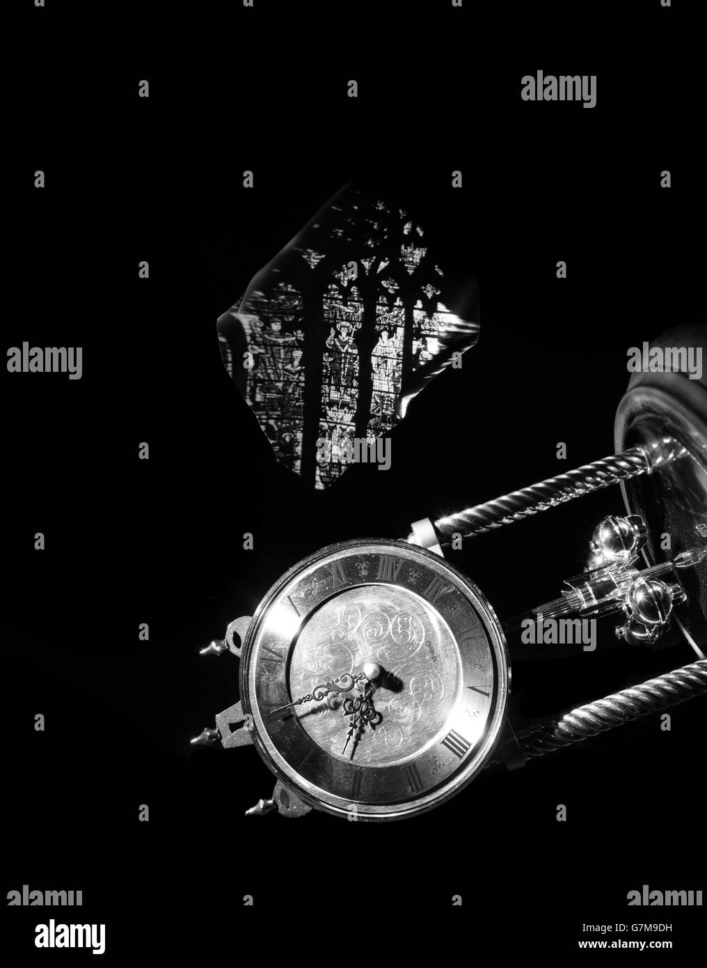 Réveil avec résumé de l'église vitraux fenêtre sur fond noir Banque D'Images