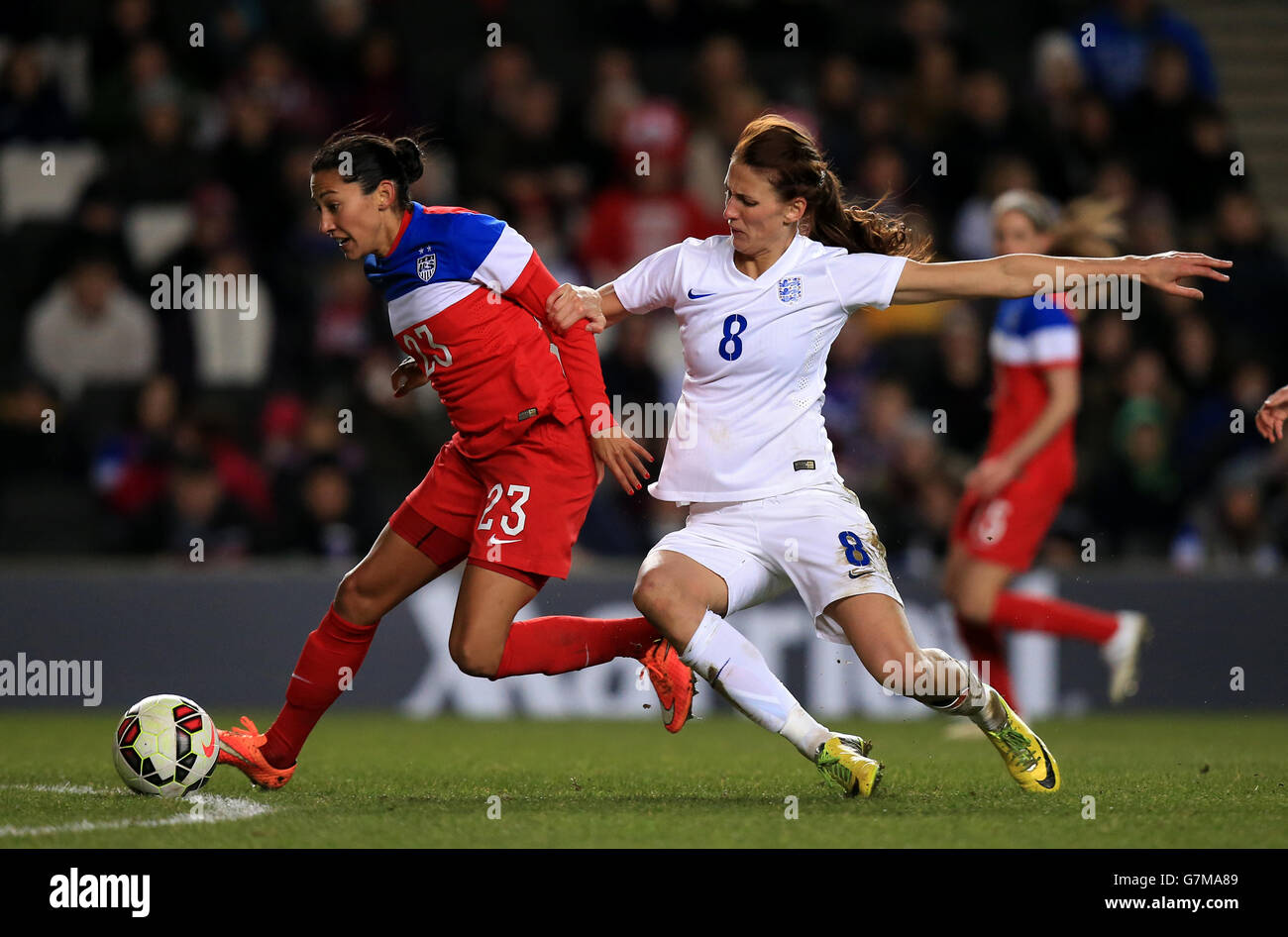 Football - femmes International friendly - Angleterre v Etats-Unis -  Stadium:mk.USA's Christen Press, (à gauche) bataille pour le ballon avec l' Angleterre Jill Scott, (à droite Photo Stock - Alamy