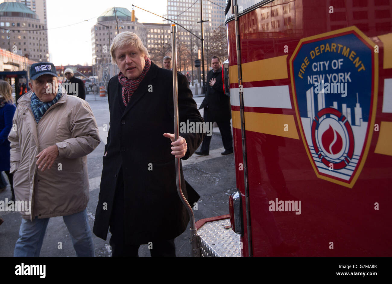 Association et co-fondateur du 9/11 Tribute Center, Lee Ielpi, dont le fils pompier Jonathan est décédé lors de l'attaque terroriste, alors qu'ils arrivent à FDNY Ten House près du site du World Trade Center à New York, Le sixième jour de sa visite commerciale d'une semaine aux États-Unis à Boston, New York et Washington. Banque D'Images Association et co-fondateur du 9/11 Tribute Center, Lee Ielpi, dont le fils pompier Jonathan est décédé lors de l'attaque terroriste, alors qu'ils arrivent à FDNY Ten House près du site du World Trade Center à New York, Le sixième jour de sa visite commerciale d'une semaine aux États-Unis à Boston, New York et Washington. Banque D'Images
