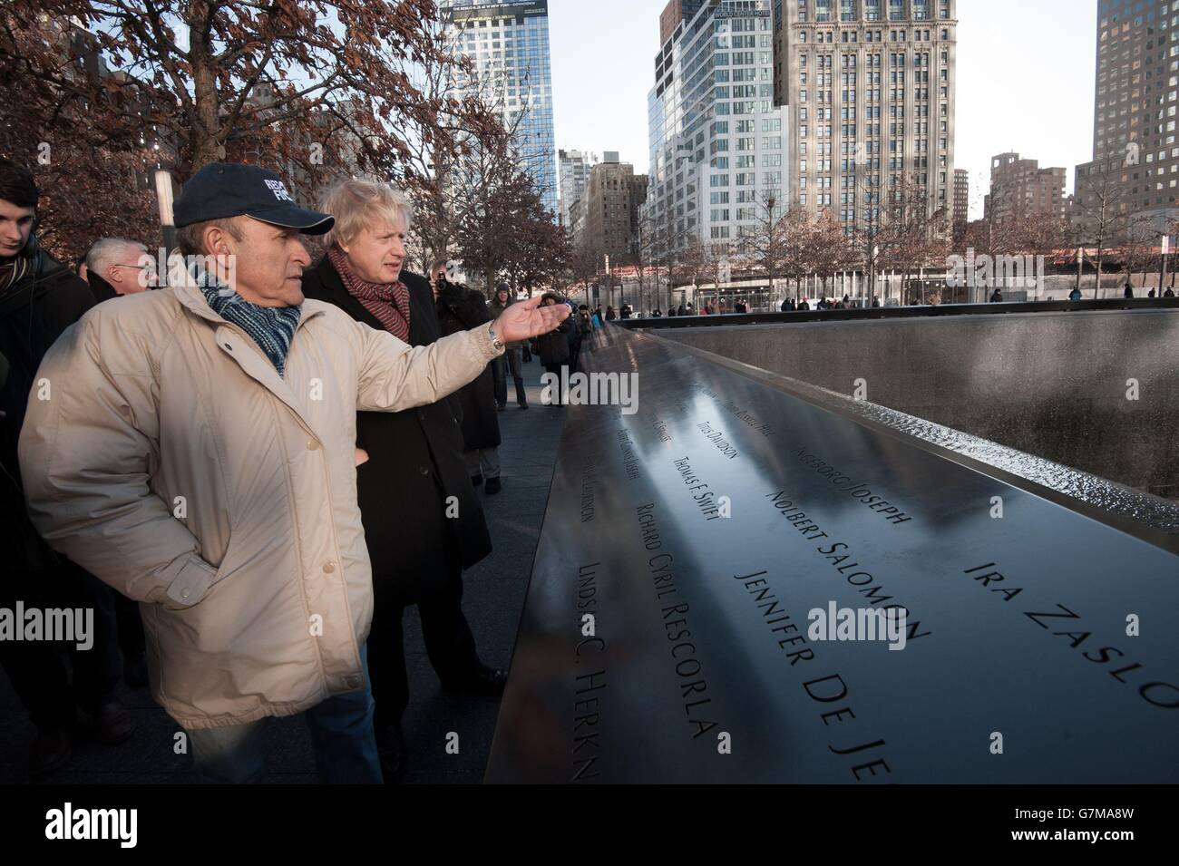 Association et cofondateur du 9/11 Tribute Center, Lee Ielpi, dont le fils pompier Jonathan est décédé lors de l'attaque terroriste, au Mémorial du 9/11 septembre au World Trade Center de New York, le sixième jour de sa visite commerciale d'une semaine aux États-Unis à Boston, New York et Washington. Banque D'Images Association et cofondateur du 9/11 Tribute Center, Lee Ielpi, dont le fils pompier Jonathan est décédé lors de l'attaque terroriste, au Mémorial du 9/11 septembre au World Trade Center de New York, le sixième jour de sa visite commerciale d'une semaine aux États-Unis à Boston, New York et Washington. Banque D'Images