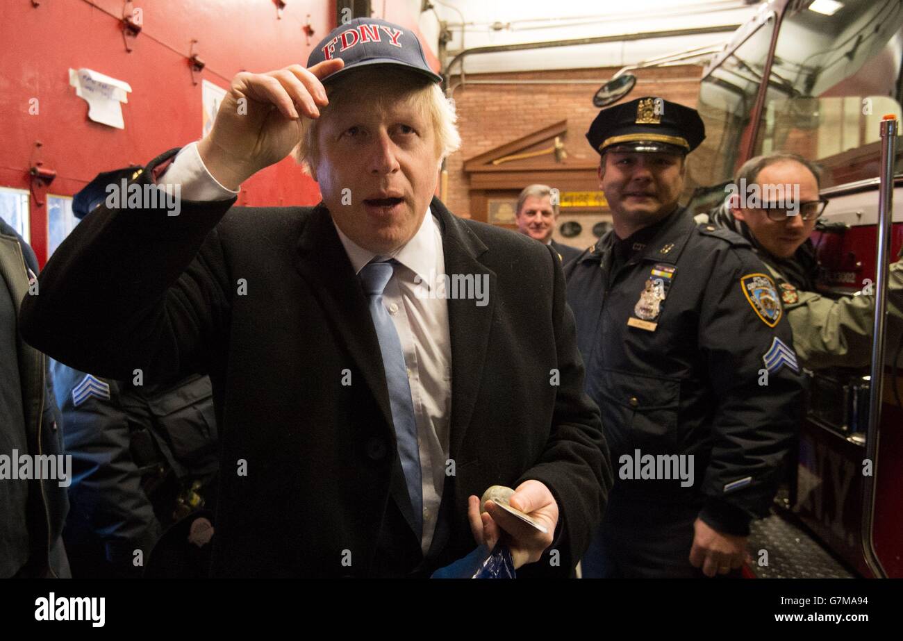 Le maire de Londres Boris Johnson rencontre des pompiers de la FDNY Ten House, près du site du World Trade Center à New York, le sixième jour de sa visite commerciale d'une semaine aux États-Unis à Boston, New York et Washington. Banque D'Images