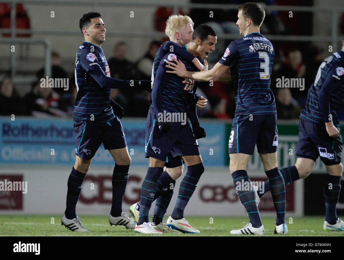 Soccer - Sky Bet Championship - Rotherham United v Derby County - Aesseal New York Stadium.Tom Ince du comté de Derby célèbre son égaliseur avec ses coéquipiers Banque D'Images