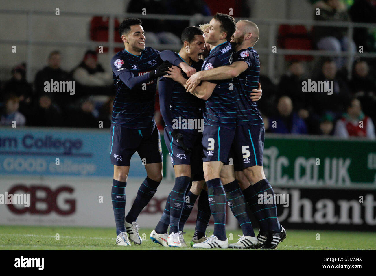 Soccer - Sky Bet Championship - Rotherham United v Derby County - Aesseal New York Stadium.Tom Ince du comté de Derby célèbre son égaliseur avec ses coéquipiers Banque D'Images