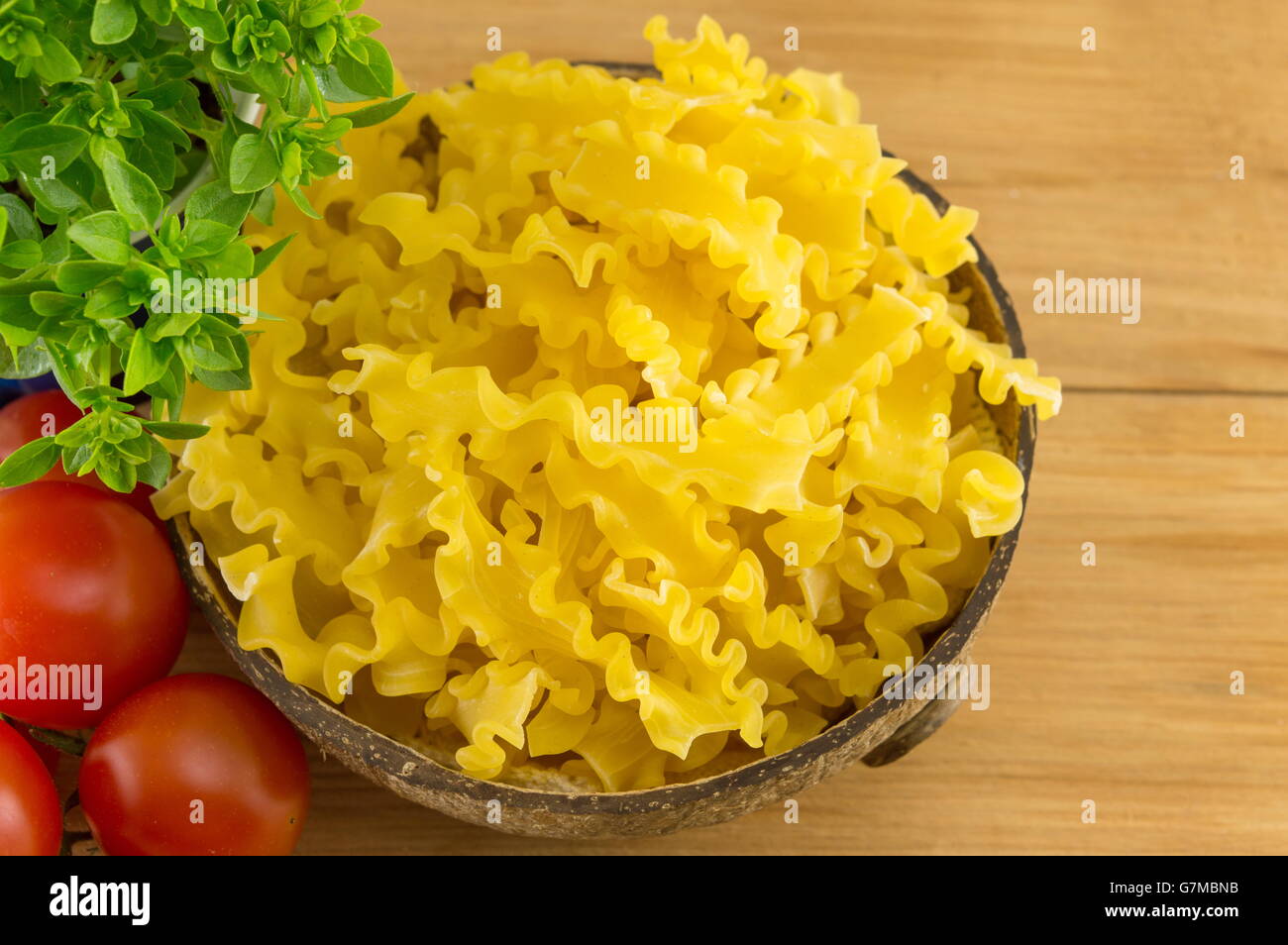 Pâtes farfalle papillon dans un bol avec des légumes sur la table Banque D'Images