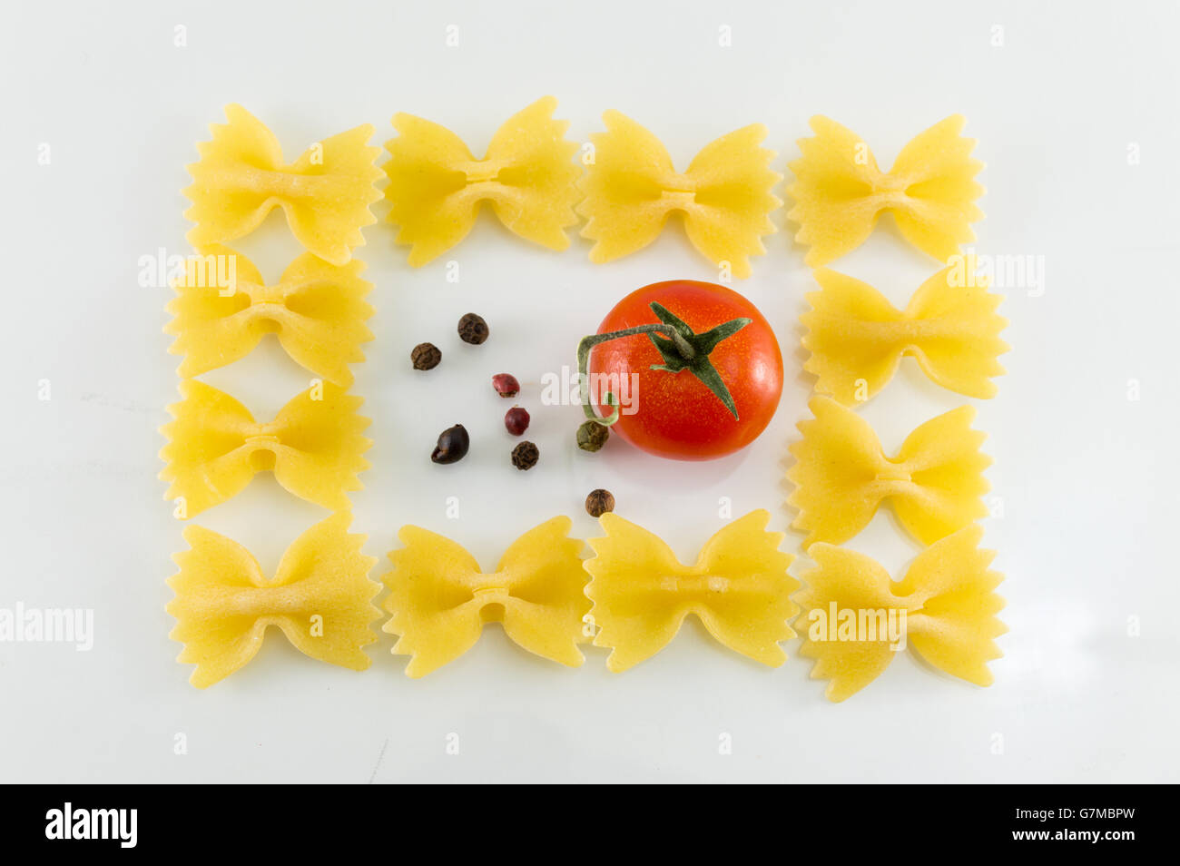 Pâtes Farfalle formant des formes sur fond blanc Banque D'Images