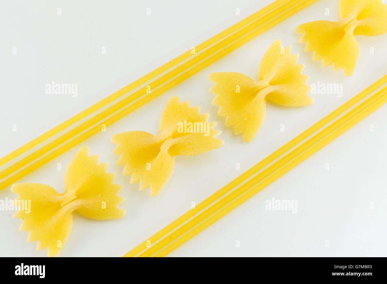 La formation de spaghetti des formes sur un fond blanc Banque D'Images