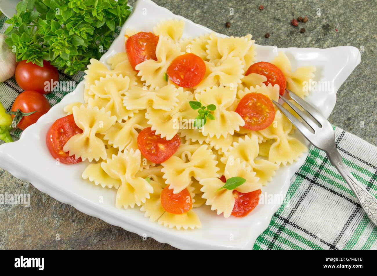 Pâtes farfalle papillon préparé et servi sur un plateau Banque D'Images