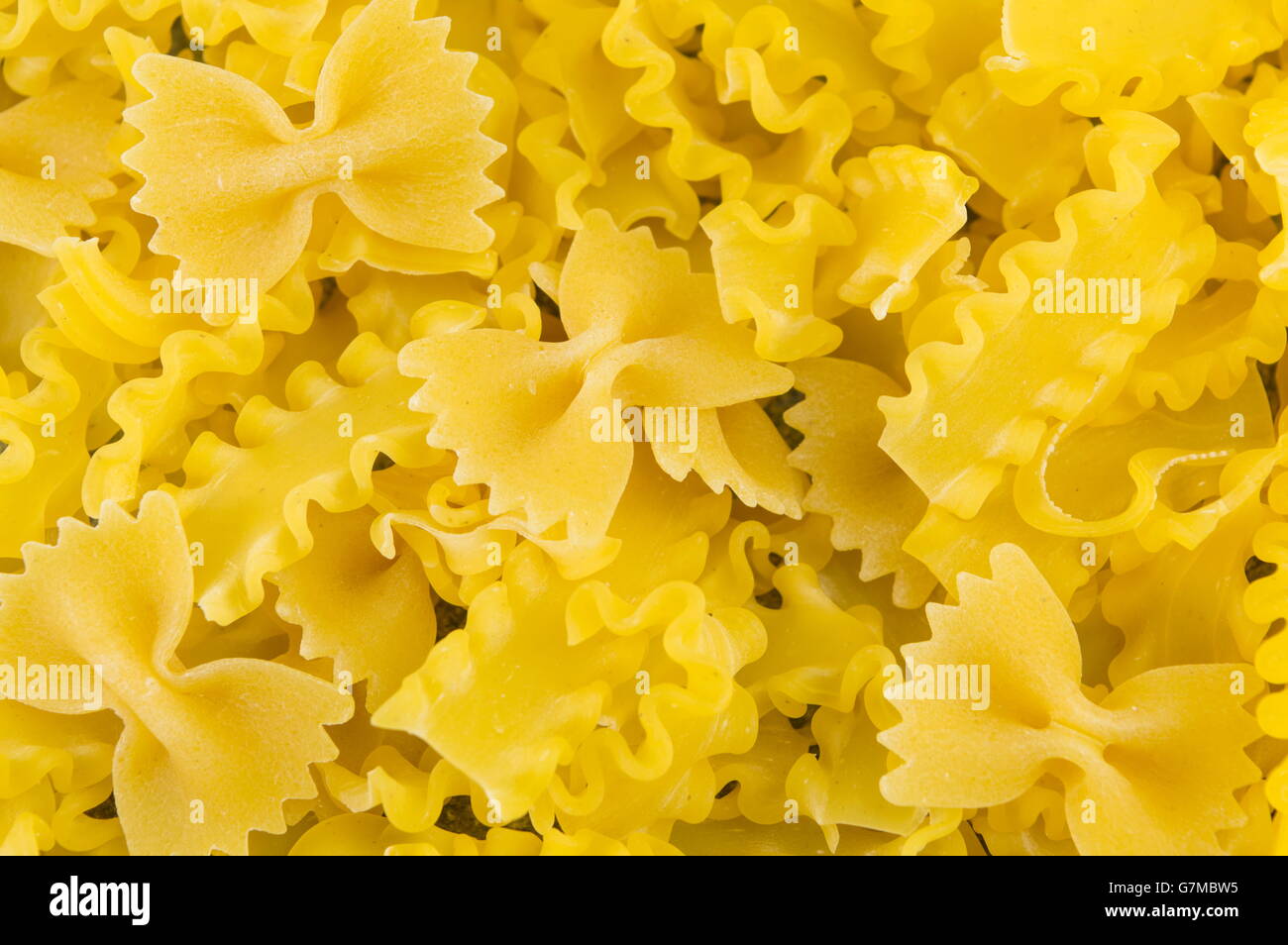 Pâtes farfalle papillon non cuits pile background Banque D'Images