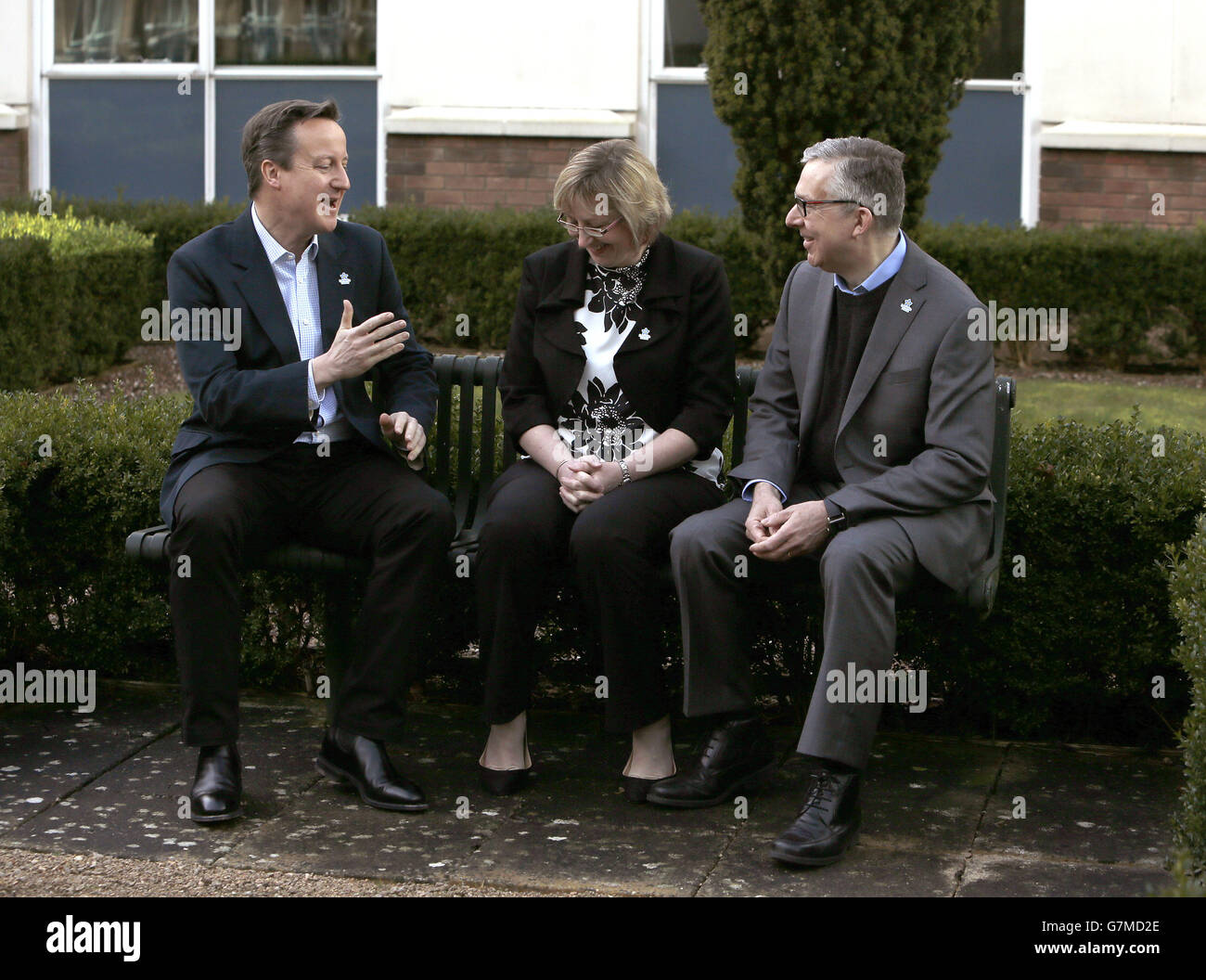 Le Premier ministre David Cameron (à gauche) s'est exprimé devant Gina Doherty, millionième ami de la démence, et Jeremy Hughes, directeur général de la Société Alzheimer, lors d'un événement amis de la démence, Société Alzheimer, au Clare Charity Centre de Saunderton, Buckinghamshire. Banque D'Images