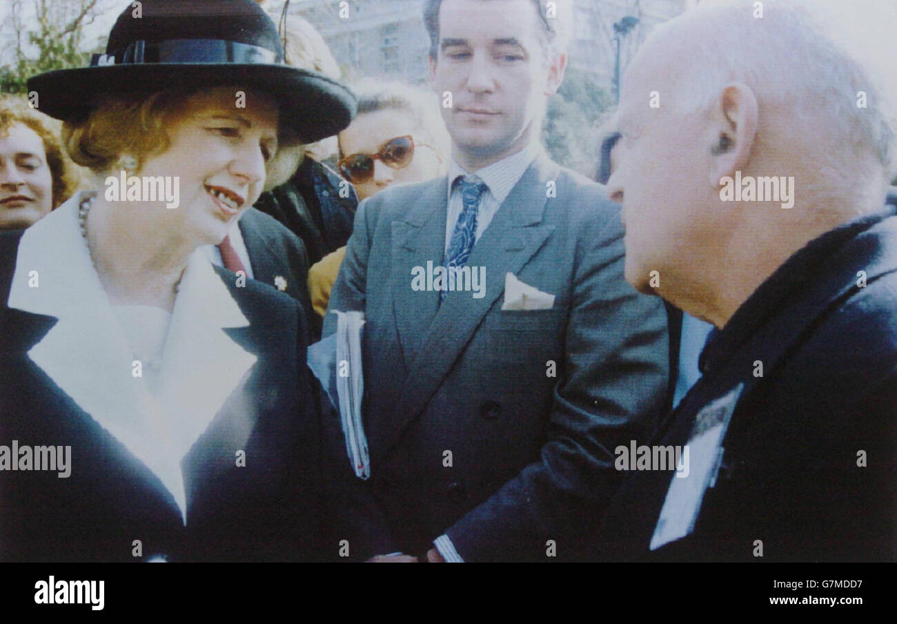 Collectez une photo de la survivante de l'Holocauste Ben Helfgott (à droite) qui a rencontré la première ministre britannique de l'époque Margaret Thatcher à Varsovie, en Pologne, en avril 1993, copiée chez lui à Harrow, dans le nord-ouest de Londres.Ben, 75 ans, né en Pologne, a passé la Seconde Guerre mondiale dans des ghettos juifs, des camps de travail et des camps de concentration nazis de Buchenwald et Schlieben en Allemagne, avant d'être libéré à Theresienstadt, dans l'ex-Tchécoslovaquie. Banque D'Images