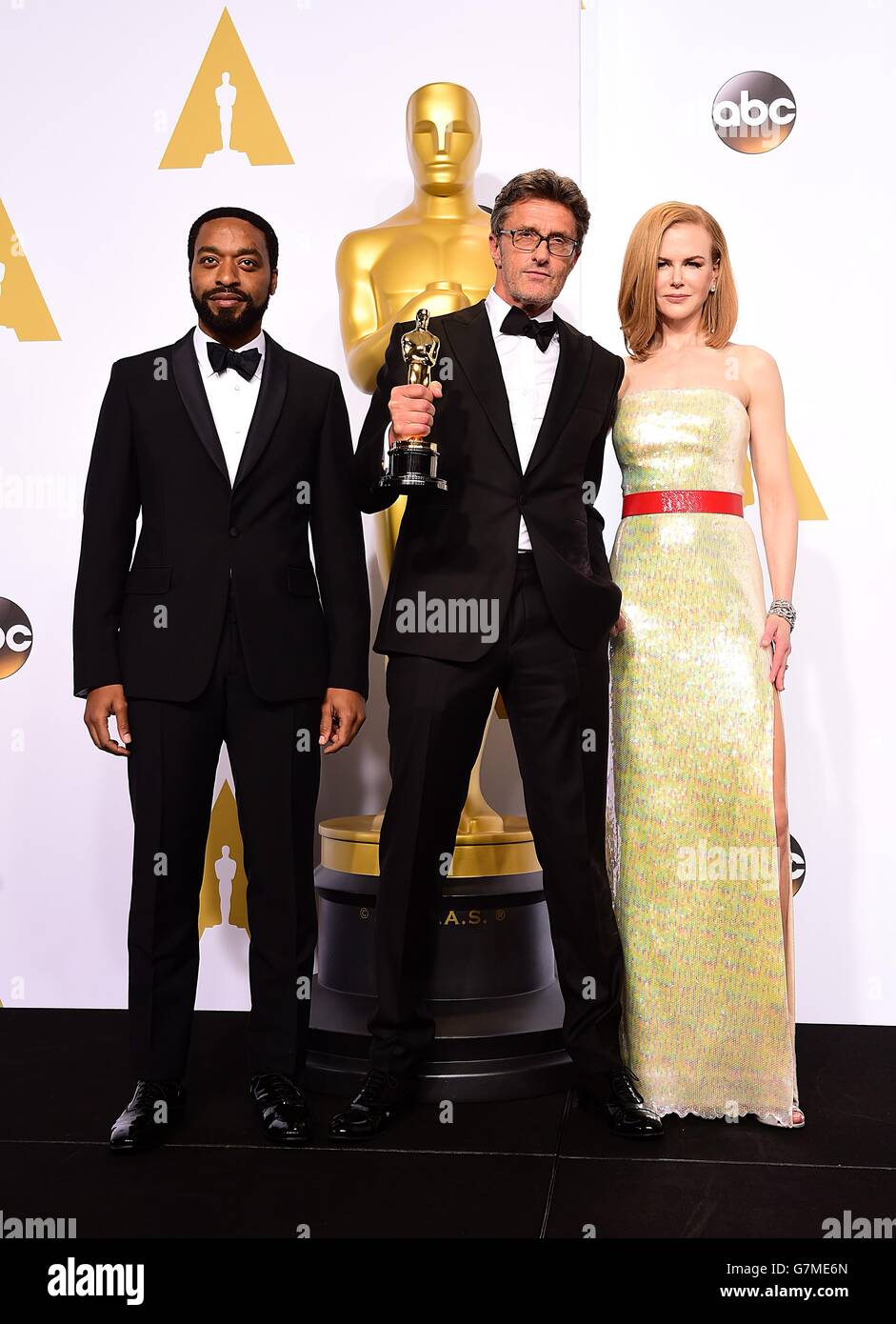 **** Pawel Pawlikowski avec le prix du meilleur film en langue étrangère pour 'IDA', aux côtés des présentateurs Chiwetel Ejiofor (à gauche) et Nicole Kidman, dans la salle de presse des 87e Academy Awards qui se tiennent au Dolby Theatre à Hollywood, Los Angeles, CA, USA, le 22 février 2015. Banque D'Images