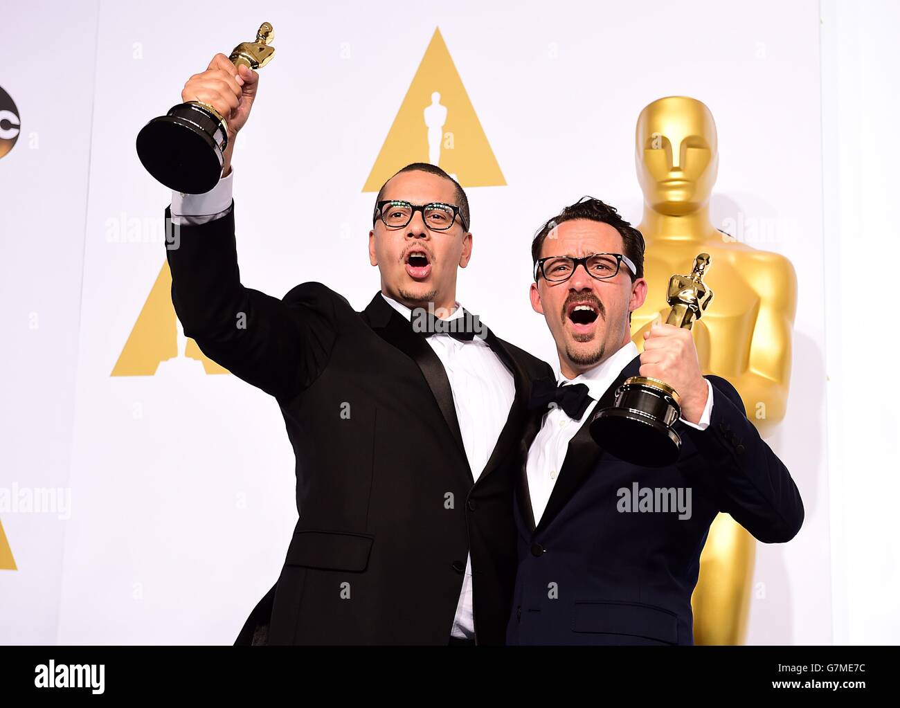 **** Mat Kirkby et James Lucas (à gauche) avec le prix du meilleur court-métrage d'action en direct pour 'The Phone Call', dans la salle de presse des 87e Academy Awards qui se tiennent au Dolby Theatre à Hollywood, Los Angeles, CA, Etats-Unis, le 22 février 2015. Banque D'Images