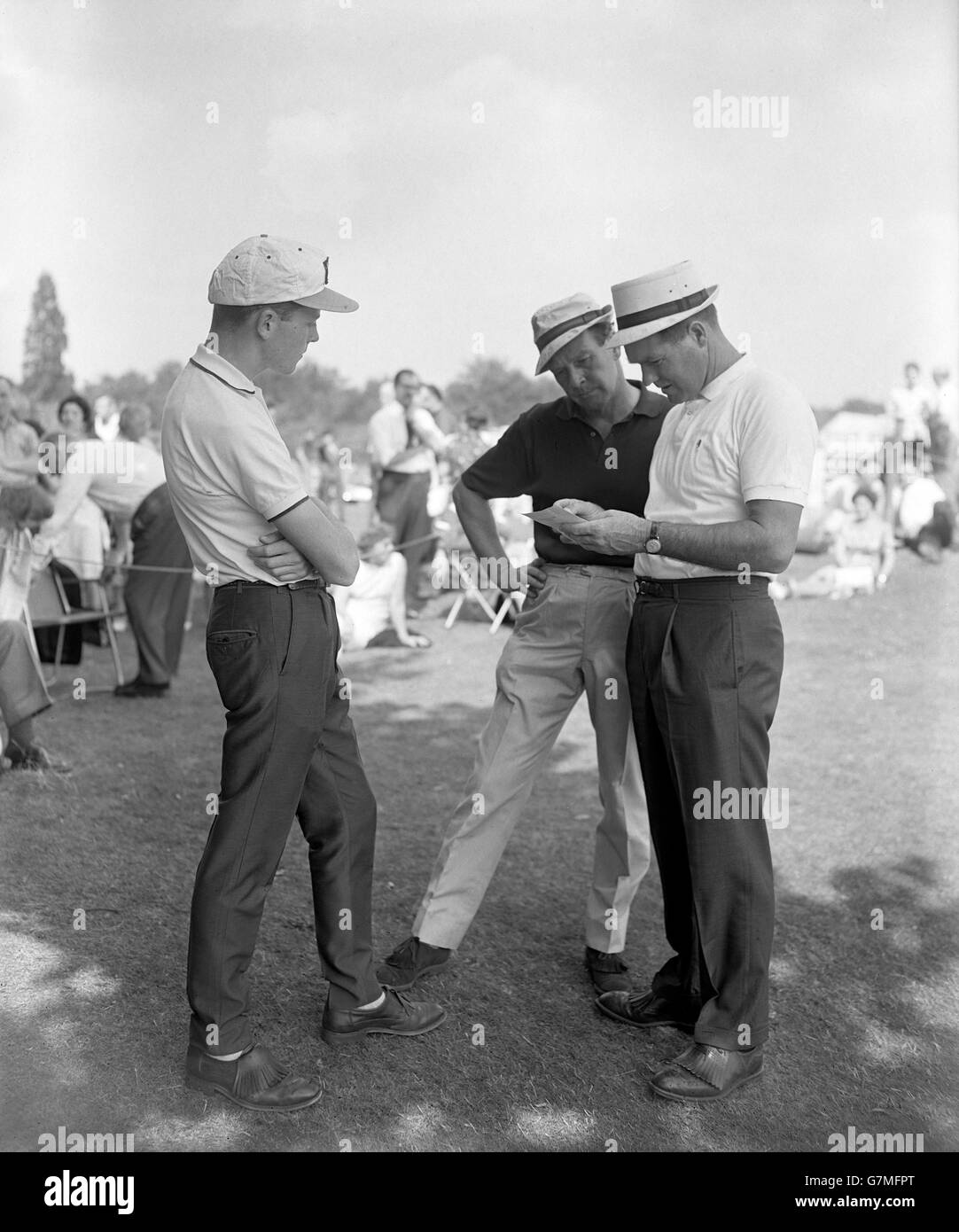 Golf - Tournoi de golf Bowmaker Pro-Am 1965 - Sunningdale.Kel Nagle, Australie, (r) vérifie sa carte de score avec ses partenaires Bobby Cole (l) et Brian Park, joueur sud-africain de 17 ans. Banque D'Images