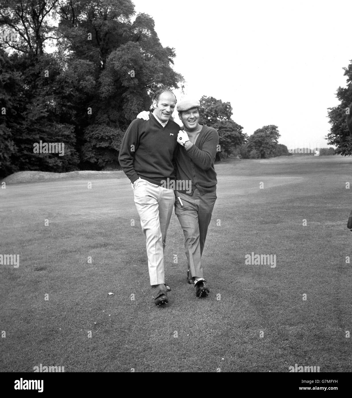 Henry Cooper, ancien champion de boxe poids lourd (à gauche), avec le golfeur australien Kel Nagle. Ils étaient tous deux en compétition dans le tournoi de golf pro-Am du Royal Mid-Surrey Golf Club. Banque D'Images