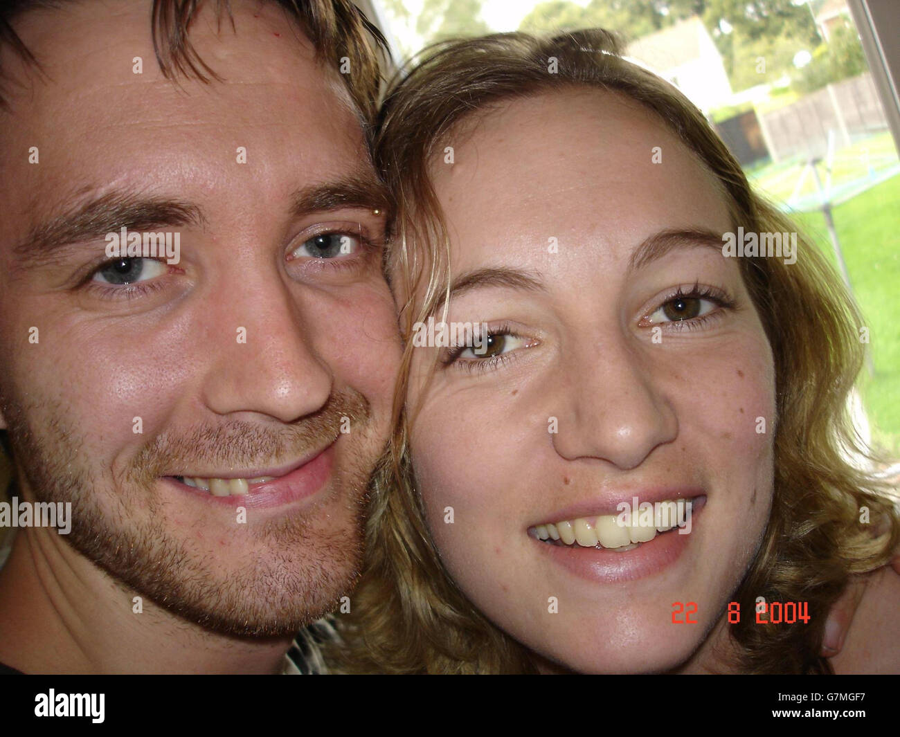 Anna Green, 26 ans, et son fiancé Simon Miles, 32 ans, de Swindon, dans le Wiltshire, dont le rêve d'un mariage romantique sur une plage tropicale était en lambeaux après qu'une vague de marée ait frappé l'île, les forçant à quitter leur luxueux hôtel de bord de mer à Ahungalla. Banque D'Images