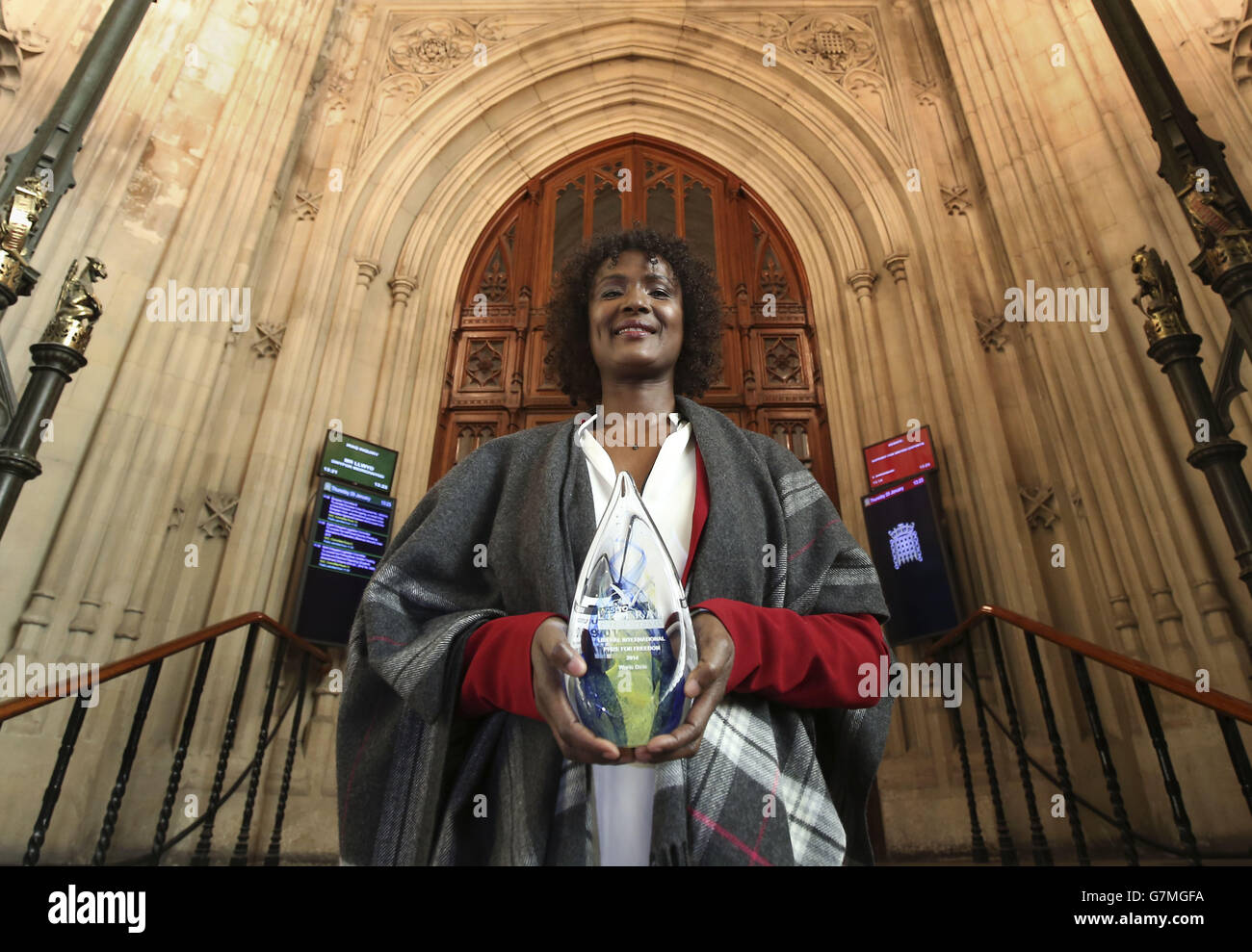 Model Wariis Dirie à Westminster Hall au Parlement de Londres, avec le Prix de la liberté 2014 pour son travail mondial de sensibilisation et de lutte contre les mutilations génitales féminines. Banque D'Images