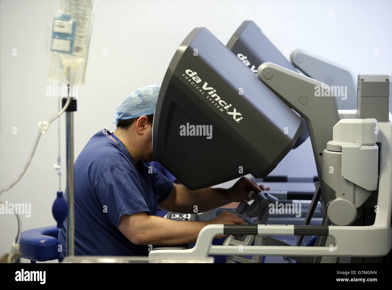 Les chirurgiens utilisant le système chirurgical da Vinci Xi effectuent une chirurgie colorectal au Royal Marsden à Londres. Le principal hôpital de cancer est devenu le premier hôpital en Angleterre à obtenir le modèle le plus récent du système chirurgical qui est utilisé dans le traitement pionnier des patients atteints de cancer. Banque D'Images