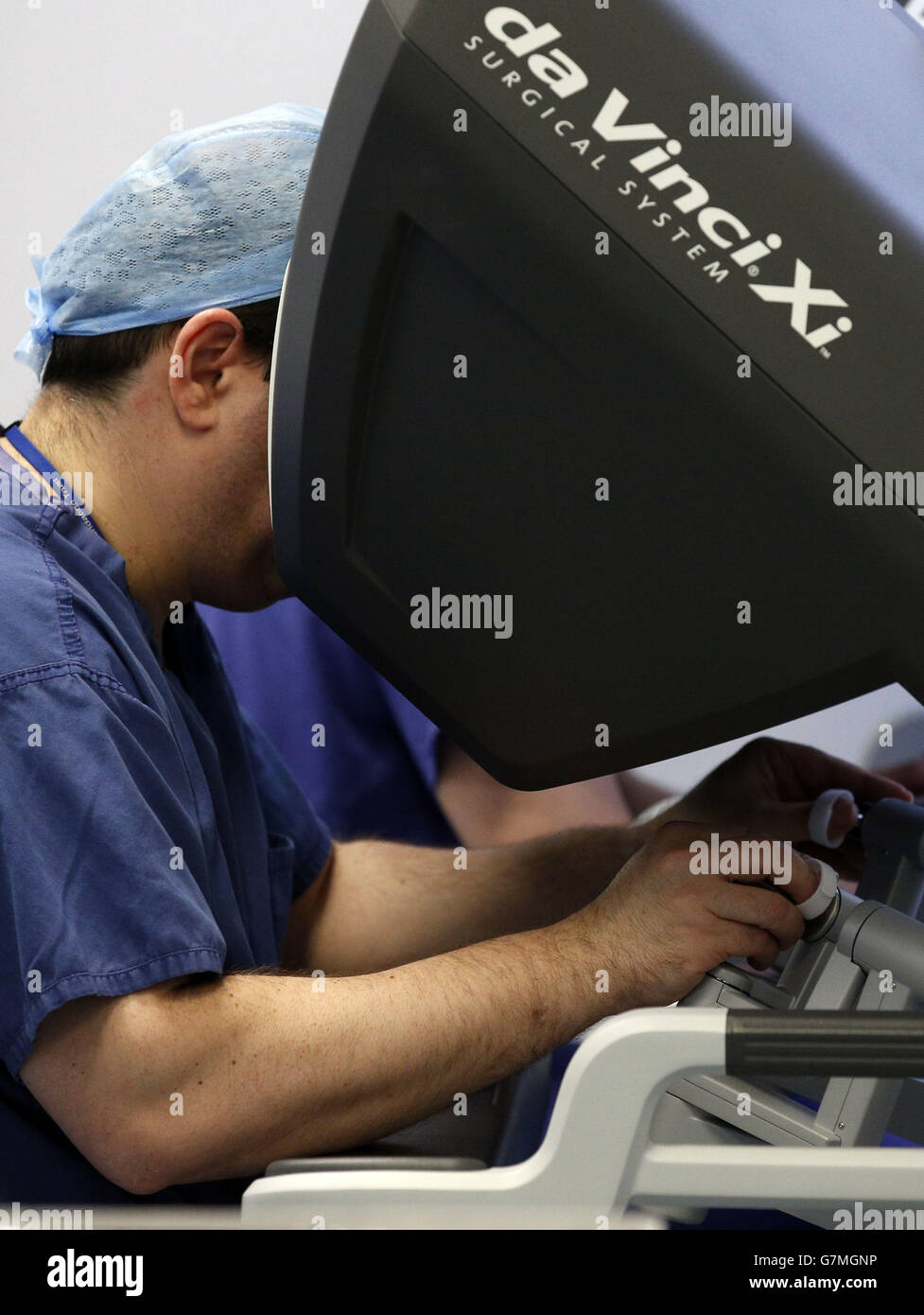 Les chirurgiens utilisant le système chirurgical da Vinci Xi effectuent une chirurgie colorectal au Royal Marsden à Londres. Le principal hôpital de cancer est devenu le premier hôpital en Angleterre à obtenir le modèle le plus récent du système chirurgical qui est utilisé dans le traitement pionnier des patients atteints de cancer. Banque D'Images