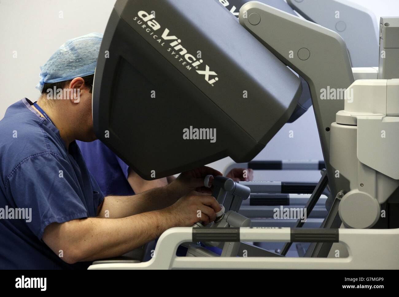 Les chirurgiens utilisant le système chirurgical da Vinci Xi effectuent une chirurgie colorectal au Royal Marsden à Londres. Le principal hôpital de cancer est devenu le premier hôpital en Angleterre à obtenir le modèle le plus récent du système chirurgical qui est utilisé dans le traitement pionnier des patients atteints de cancer. Banque D'Images