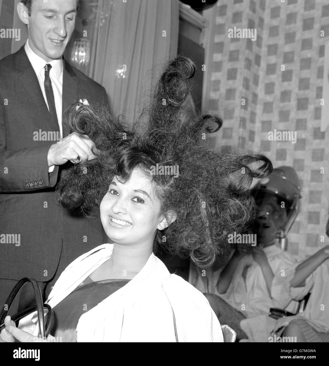 Miss Ceylon, Marina Swan, 18 ans, se fait coiffer au salon la Belle à Aldwych, en préparation pour le concours Miss monde de demain au Lyceum à Londres. Banque D'Images