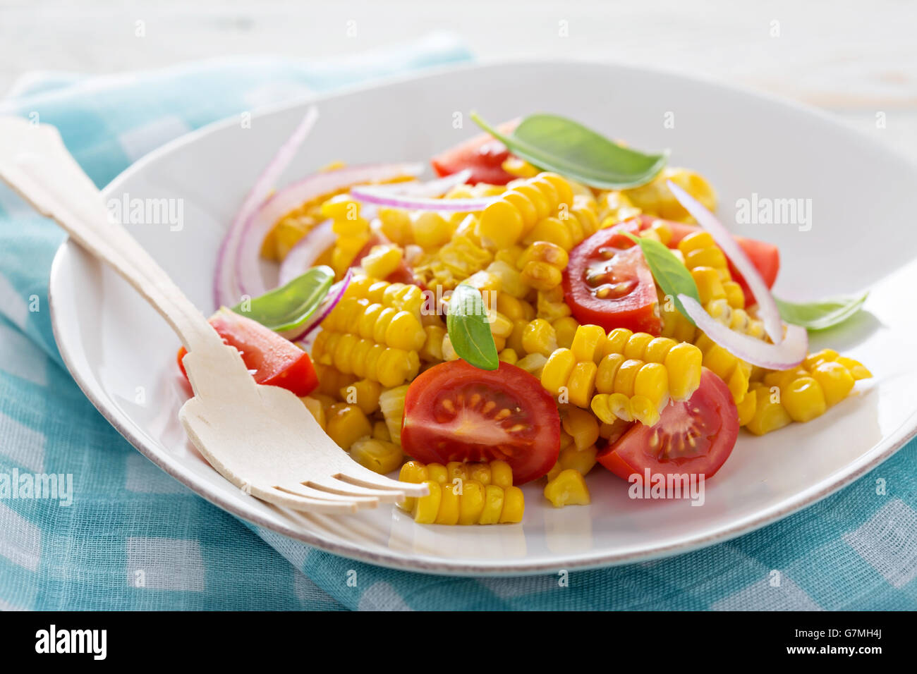 Grillé salade de maïs, tomates et oignons Banque D'Images