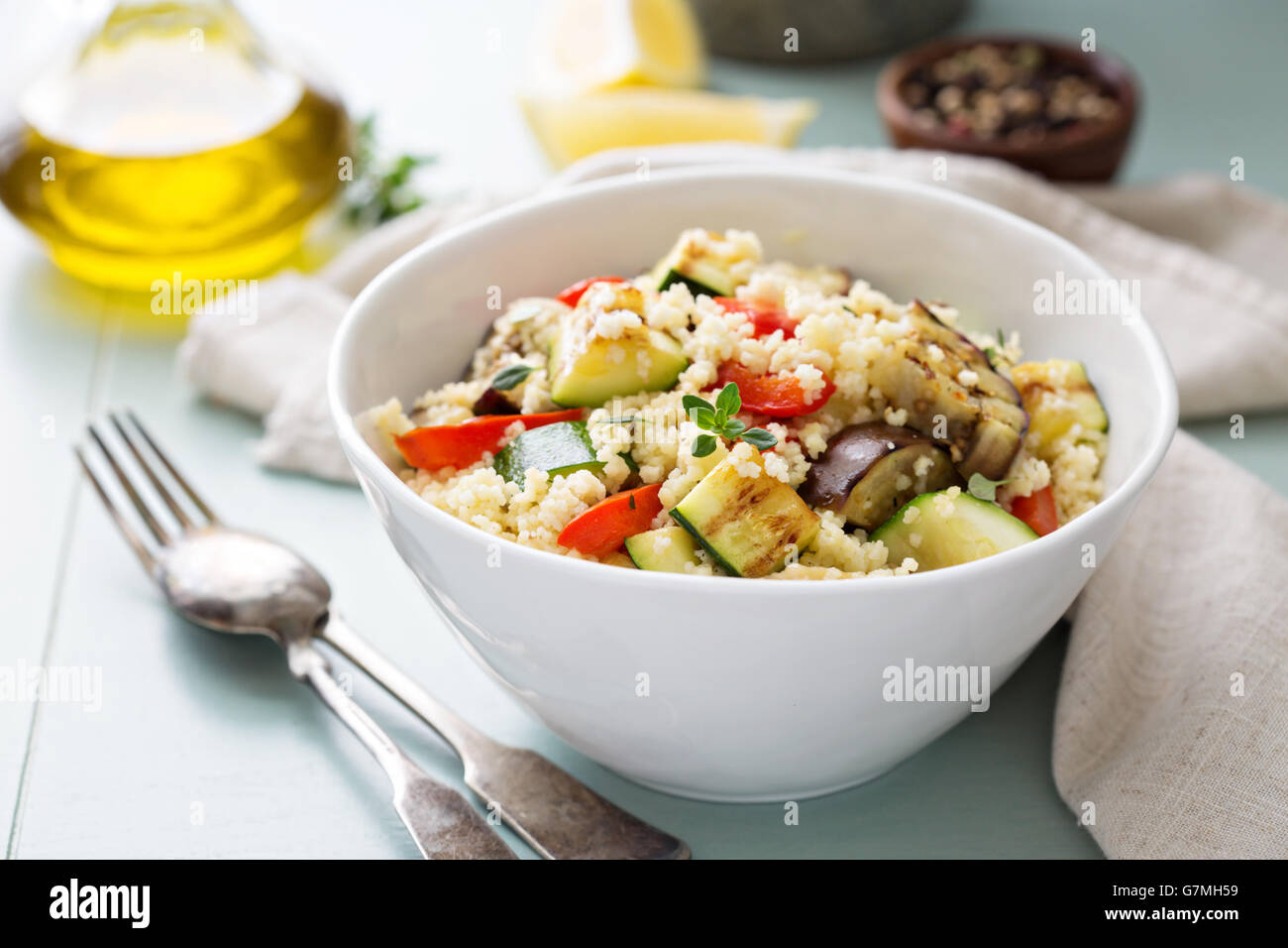 Salade de couscous chaud avec légumes grillés Banque D'Images