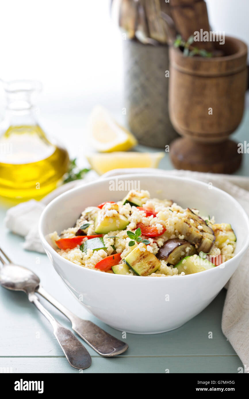 Salade de couscous chaud avec légumes grillés Banque D'Images
