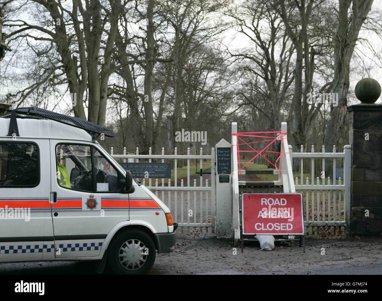 Un garçon de huit ans tué par un arbre tombant dans le parc Massey, près d'Altrincham.Un véhicule de police protège l'entrée du parc Dunham Massey. Banque D'Images