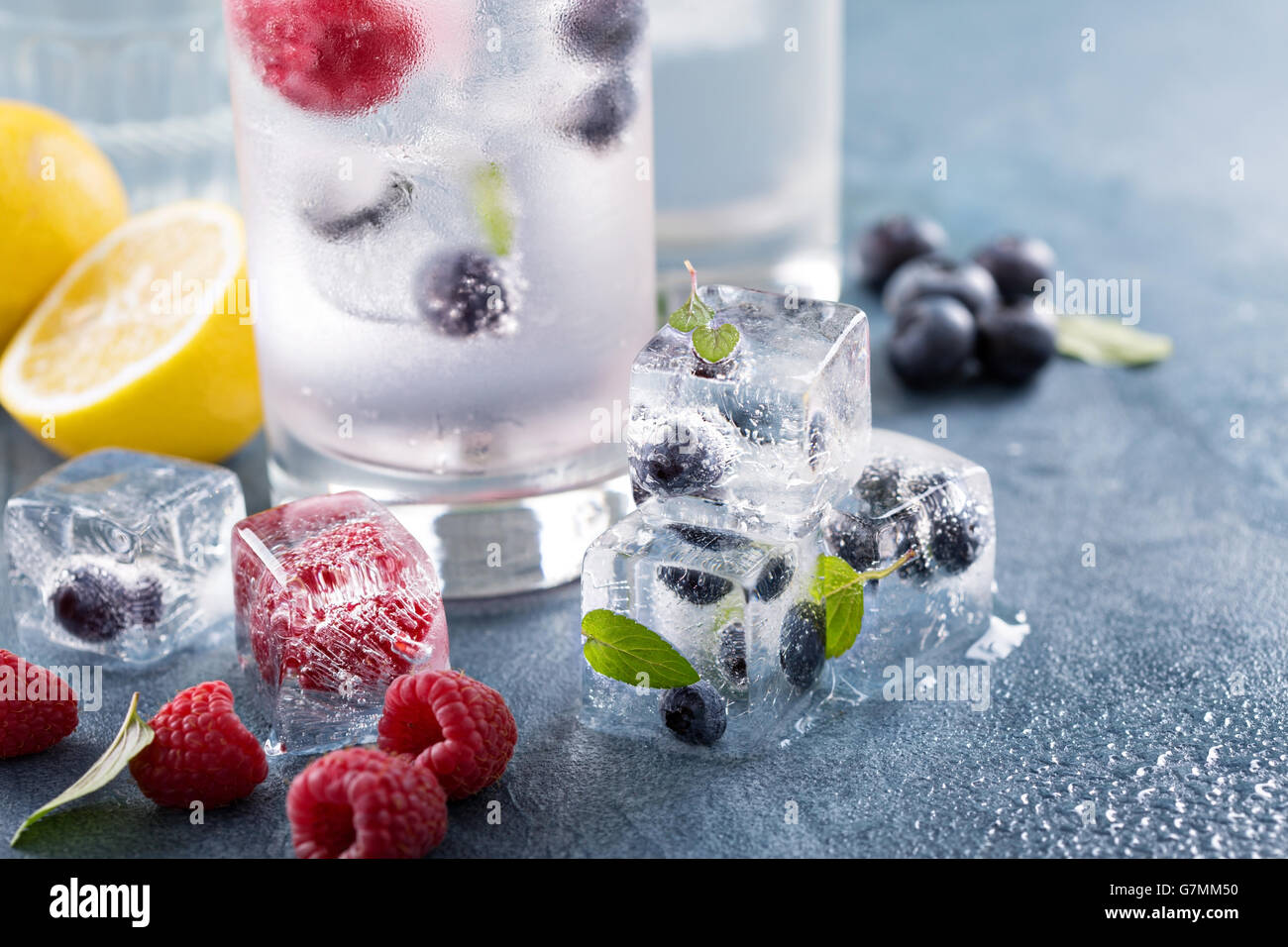 L'eau pétillante avec berry et glace aux herbes Banque D'Images