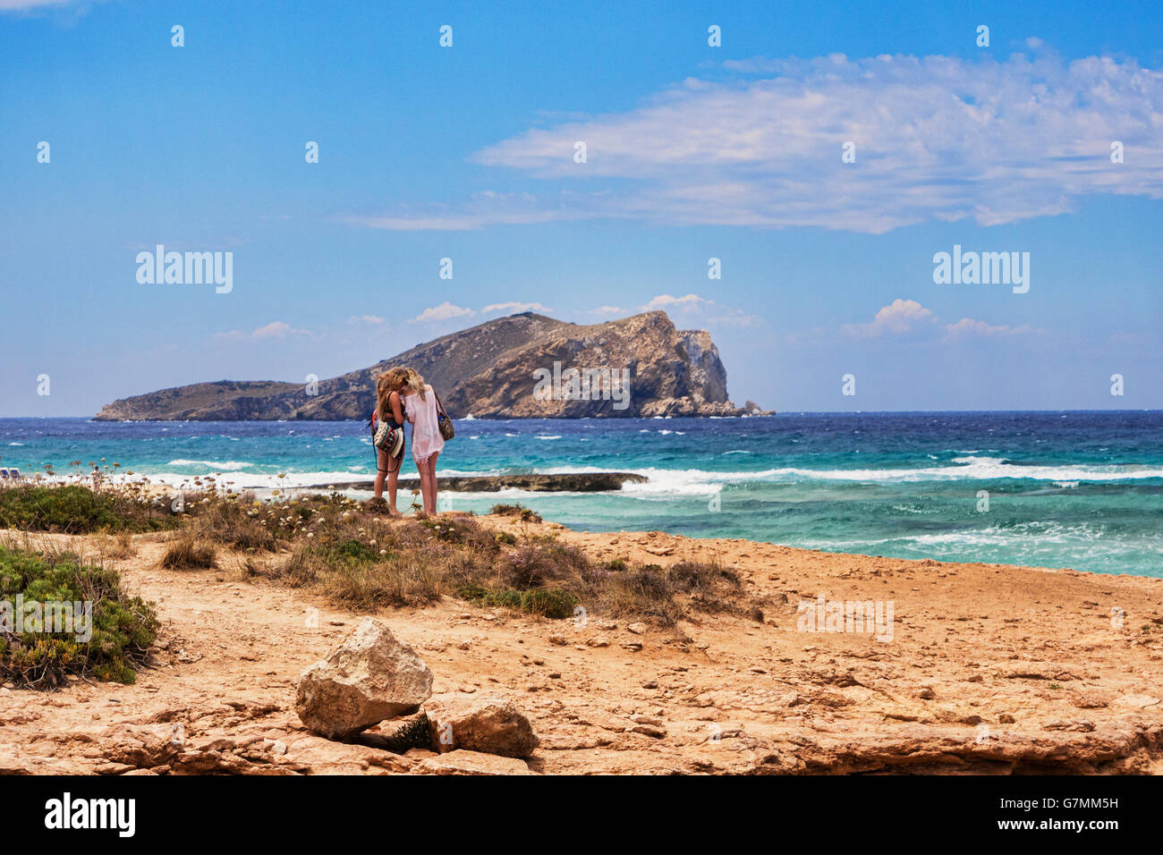 Deux filles à Cala Tarida, Ibiza, Espagne. Banque D'Images