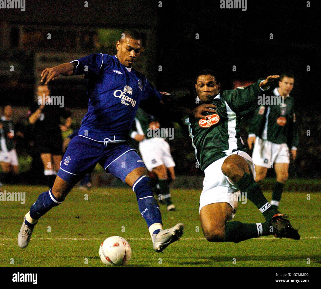 Marcus Bent d'Everton fait une tentative de but tout en étant attaqué par Marcus K. Doumbe de Plymouth. Banque D'Images