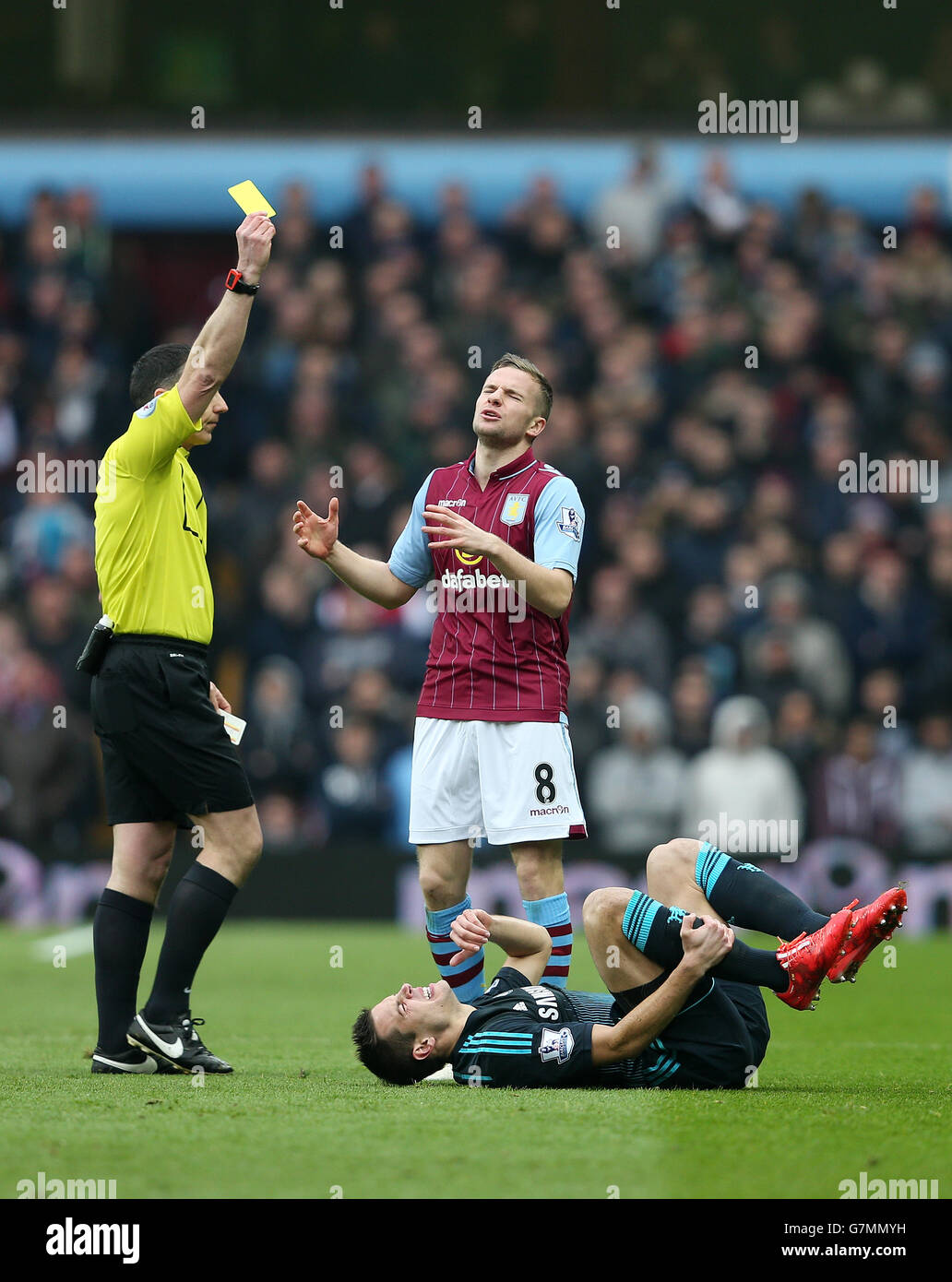 Football - Barclays Premier League - Aston Villa / Chelsea - Villa Park.L'arbitre Neil Swarbrick livre Tom Cleverley d'Aston Villa lors du match de la Barclays Premier League à Villa Park, Birmingham. Banque D'Images