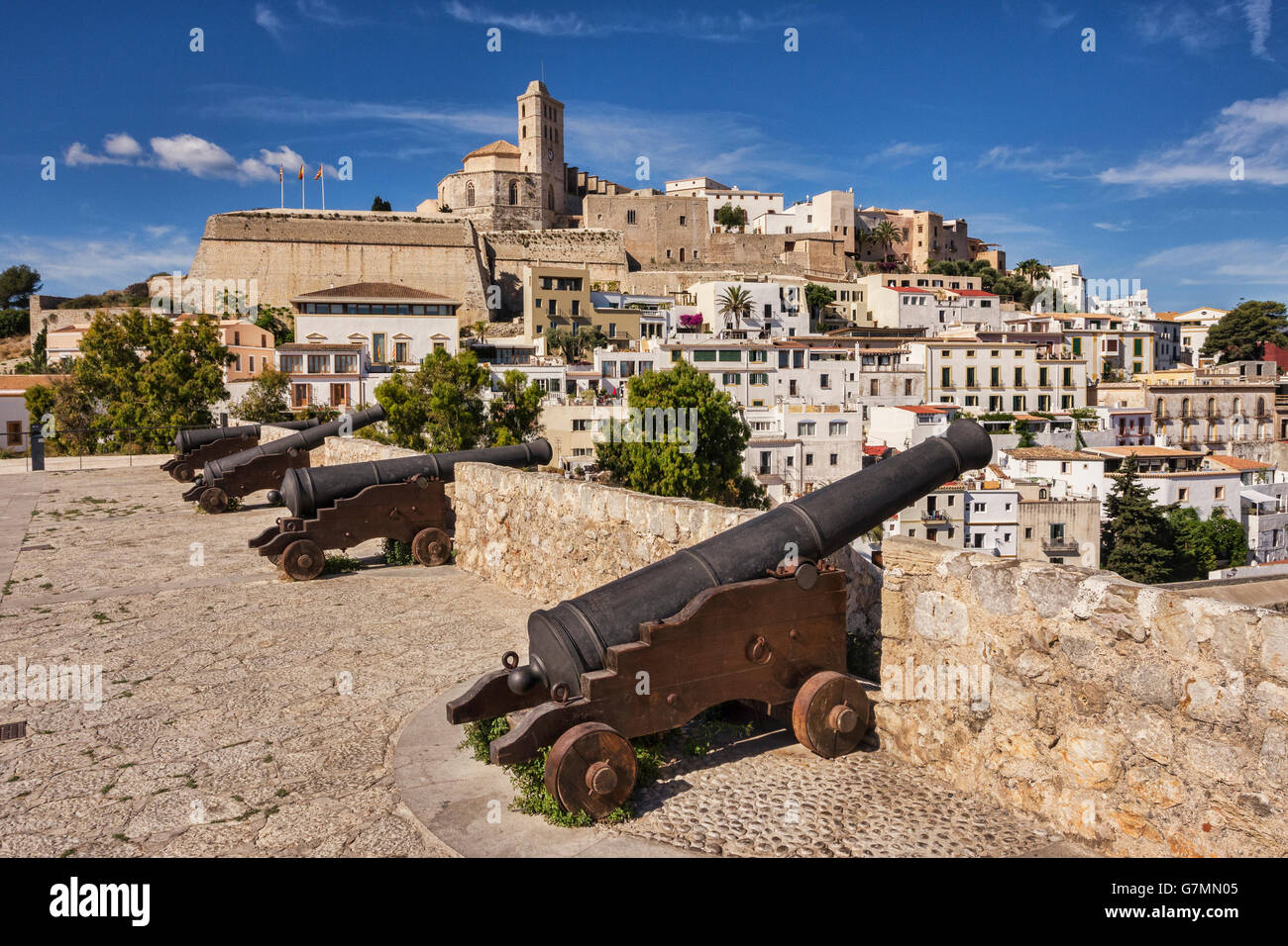 Le Dalt Vila, la partie ancienne de la ville d'Ibiza, dominée par la Cathédrale, et canon monté sur les murs de la ville. Banque D'Images