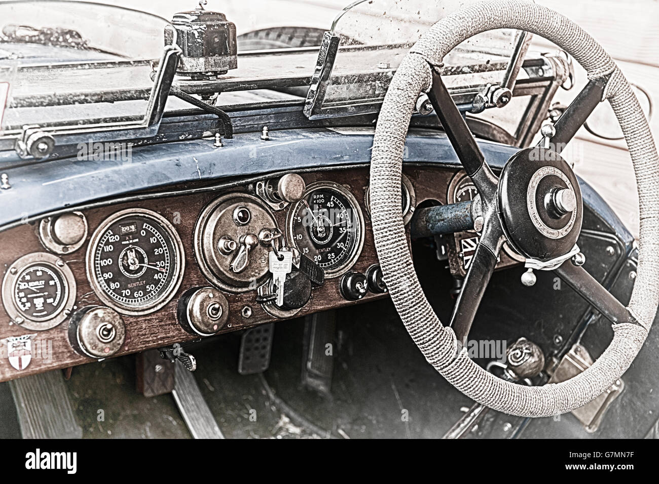 Photo détail de la planche de bord d'une voiture de course Bentley des années 30 Banque D'Images