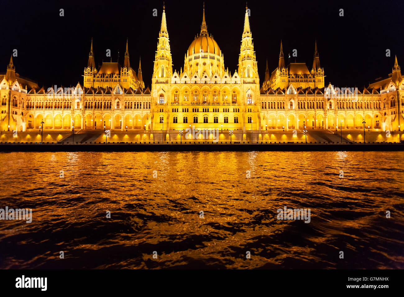 Photo du parlement hongrois dans la nuit. Banque D'Images
