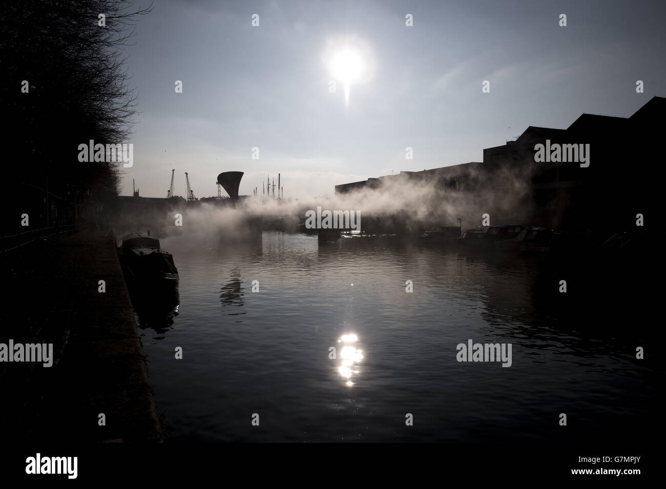 L'artiste japonais Fujiko Nakaya crée un pont de brouillard à travers le port de Bristol pour célébrer le statut de la ville en tant que capitale verte européenne. Banque D'Images