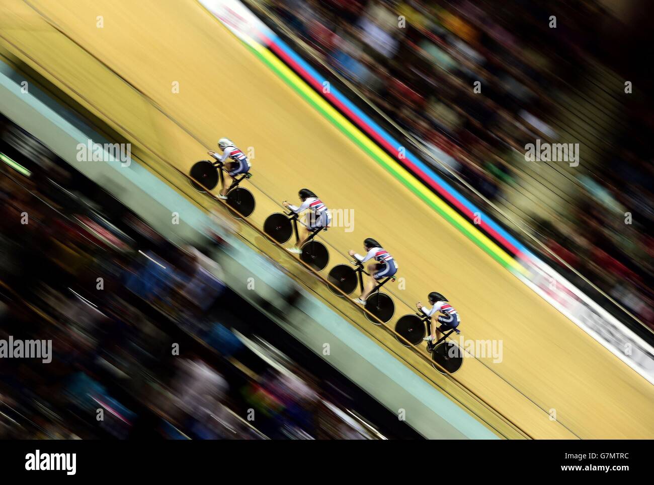 Faites équipe en Grande-Bretagne avec Katie Archibald, Laura Trott, Elinor Barker et Joanna Rowsell dans le cadre de l'entraînement féminin lors des Championnats du monde de cyclisme sur piste de l'UCI au Velodrome National, Saint-Quentin-en-Yvelines, France. Banque D'Images