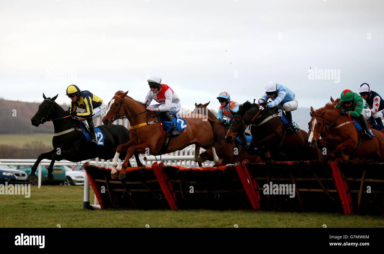 Ascendant monté par M. J. F. Mathias (NO2) sur leur chemin vers la victoire dans l'obstacle Radiobys Hamilton handicap à l'hippodrome de Ludlow. Banque D'Images