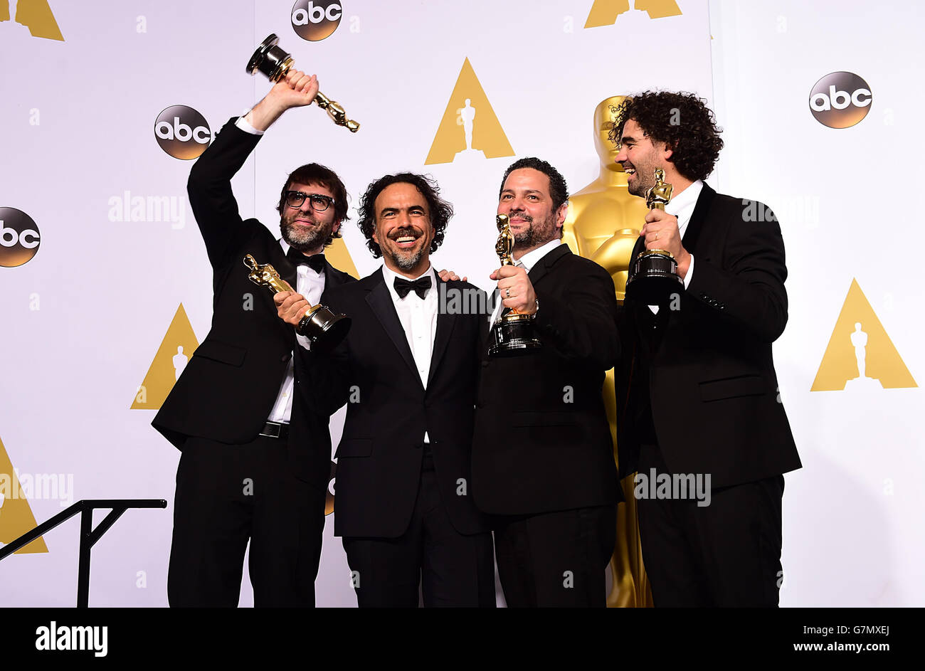 (De gauche à droite) les gagnants du jeu d'écran adapté pour 'Birdman' Nicolas Giacobone, Alejandro G. Inarritu Alexander Dinelaris et Armando Bo, dans la salle de presse du 87e Academy Awards qui s'est tenu au Dolby Theatre à Hollywood, Los Angeles, CA, USA, le 22 février 2015. Banque D'Images