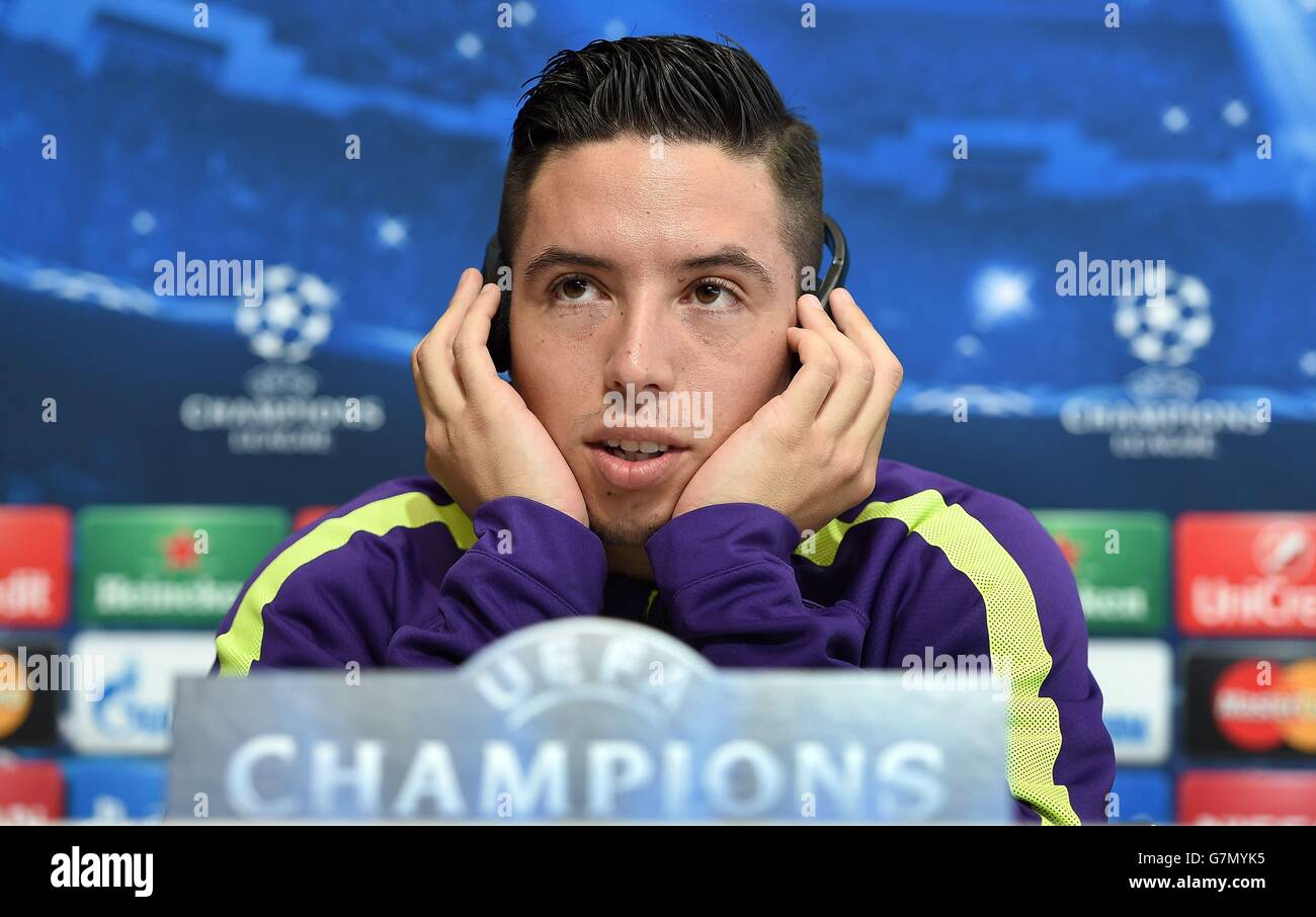 Football - UEFA Champions League - Round de 16 - First Leg - Manchester City v Barcelona - Manchester City Training and Press C....Samir Nasri de Manchester City porte des écouteurs comme il parle, lors d'une conférence de presse à la City football Academy de Manchester. Banque D'Images