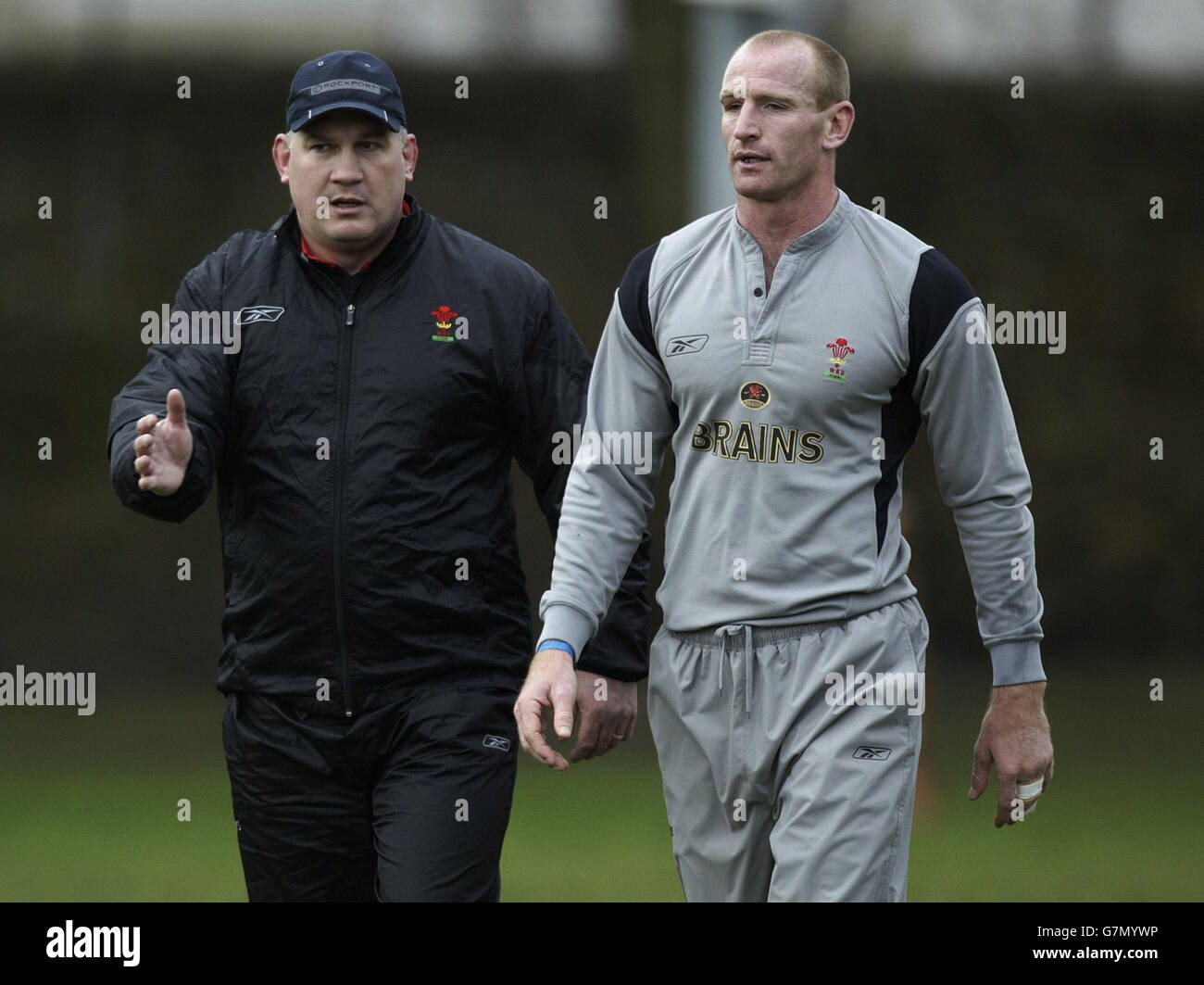 Séance de formation au pays de Galles - Sophia Gardens.Mike Ruddock (L), entraîneur de l'Union galloise de rugby, s'entretient avec le capitaine du pays de Galles Gareth Thomas. Banque D'Images